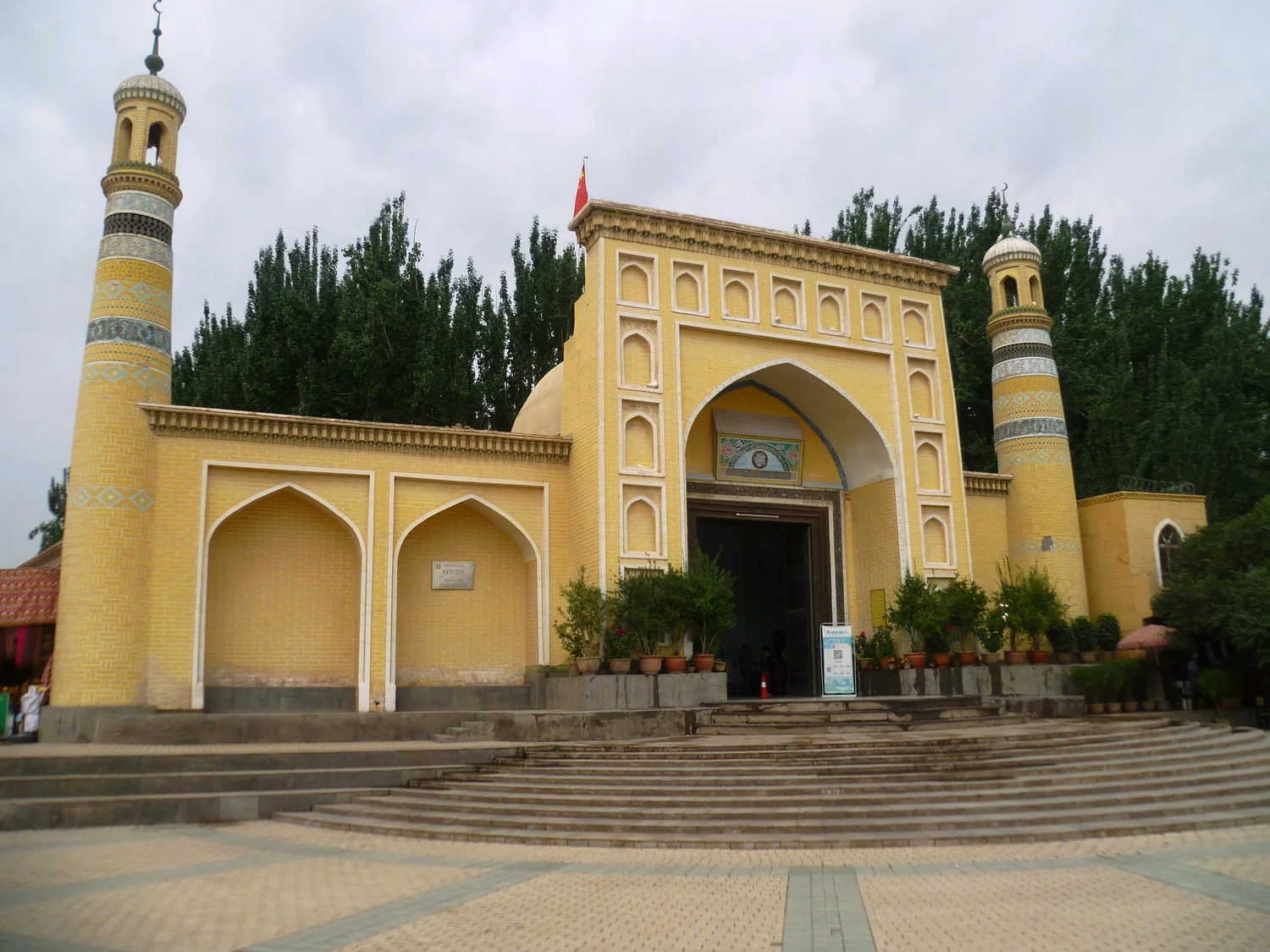 Id Kah Mosque and the square outside it. A living public and religious space calls for attention, distance and restraint.