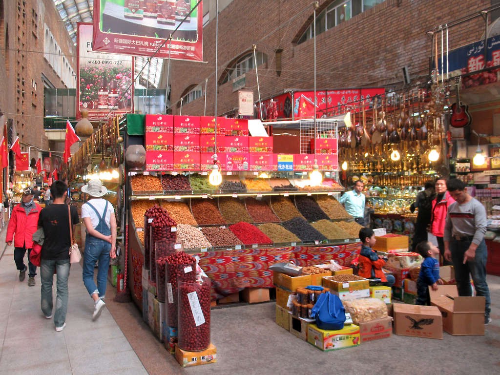 Goods, dried fruit and visitors in the Erdaoqiao market area