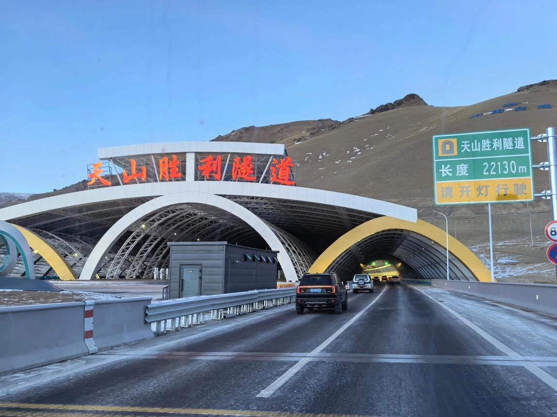 Tianshan Shengli Tunnel Corridor
